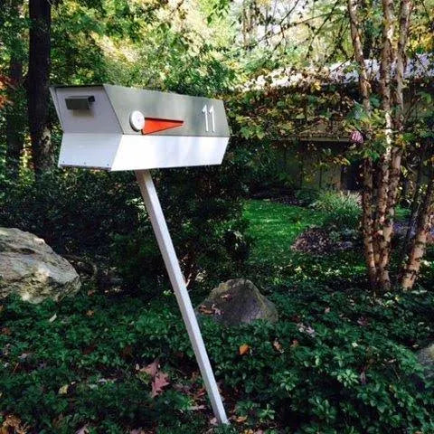 White Post Mounted Mailbox C495020